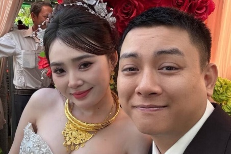 Hoài Lâm hát trong tiệc cưới