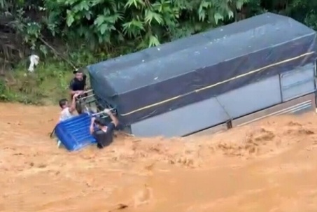 Thót tim cảnh xe tải bị lũ cuốn trôi, 3 người nhảy thoát nạn