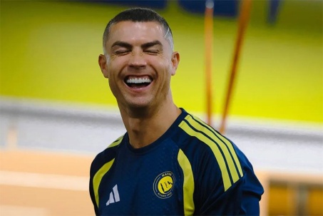 Ronaldo “xuống tóc” ngày trở về Saudi Arabia, cười tươi chờ đưa Al Nassr lên đầu bảng