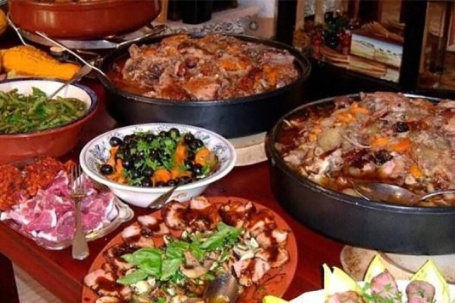 Cô gái ăn buffet 2 tiếng liền, dạ dày phình gấp 5 lần, phải mổ 'tháo' thức ăn
