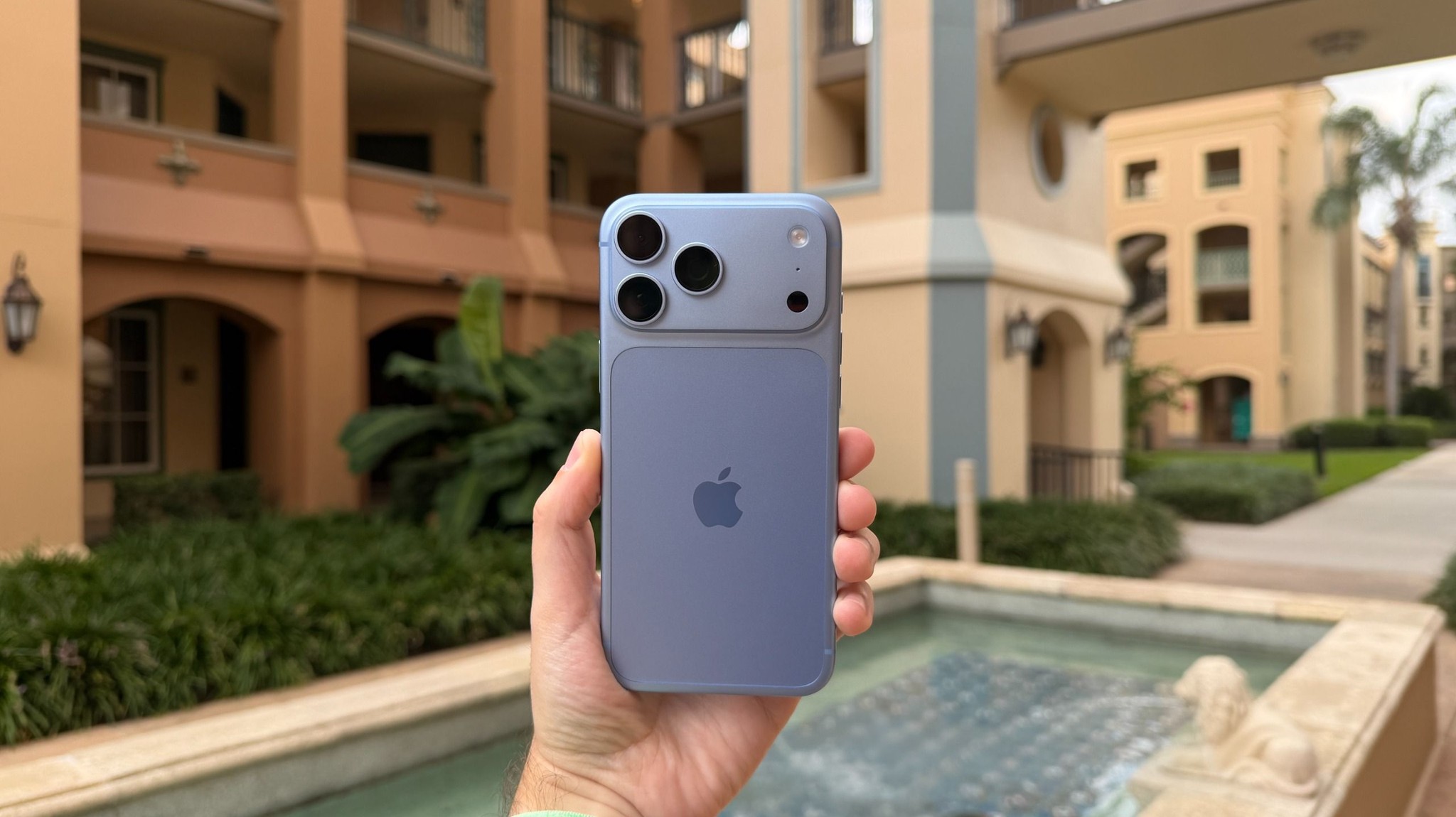 Mặt lưng và cụm camera sau của iPhone 18 Pro series bản màu Băng Thanh. Ảnh: TechRadar