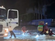 Lũ về trong đêm, hàng trăm nhà dân ở TP HCM ngập sâu