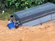 Thót tim cảnh xe tải bị lũ cuốn trôi, 3 người nhảy thoát nạn