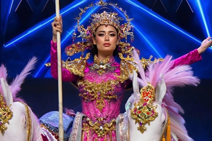 Emoura Phạm diễn trang phục 20 kg tại Miss Grand