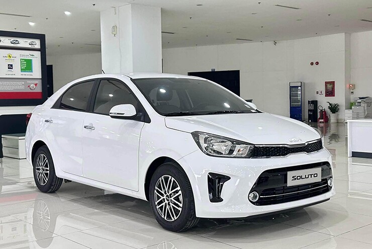 Kia Soluto "sập giá" còn 299 triệu đồng, rẻ ngang xe điện mini