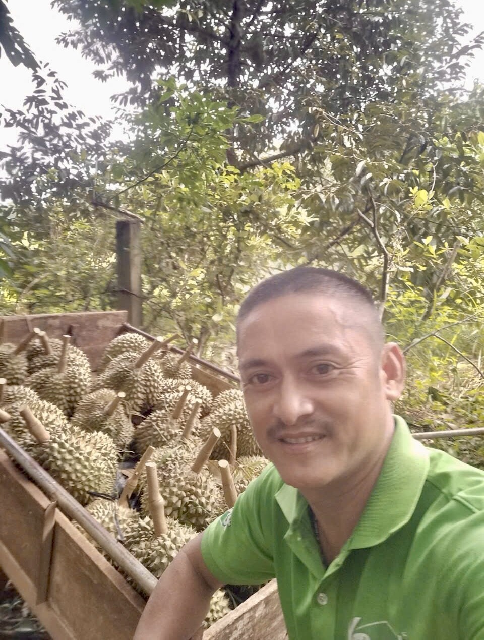 Vợ chồng anh Nguyễn Hữu Quýnh "khoe" thành quả sau 7 năm kiên trì. Ảnh: NVCC.