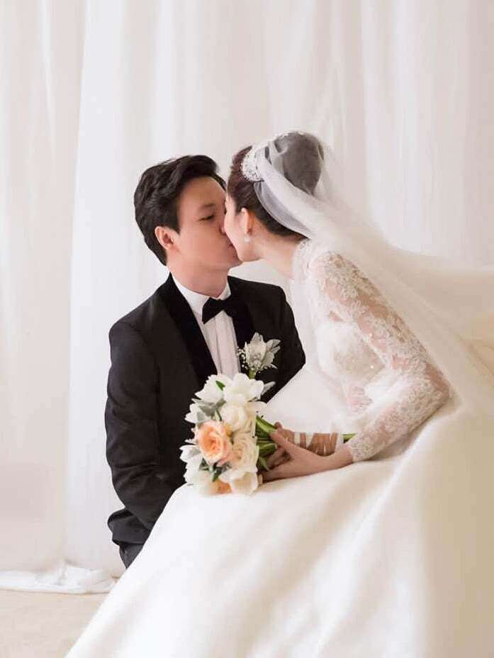 Hoa hậu Đặng Thu Thảo đăng ảnh hôn ông xã trong lễ cưới năm 2017. Cô cho biết sau gần thập kỷ làm vợ chồng với doanh nhân Trung Tín, cả hai vẫn thấy những khoảnh khắc trong đám cưới vừa thân thuộc vừa mới mẻ, như mới diễn ra hôm qua.
