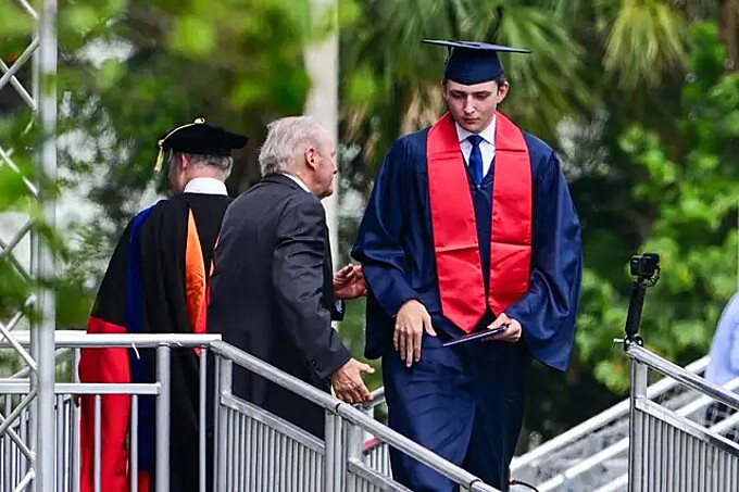 Ngoại hình Barron Trump sau một thập kỷ - 7