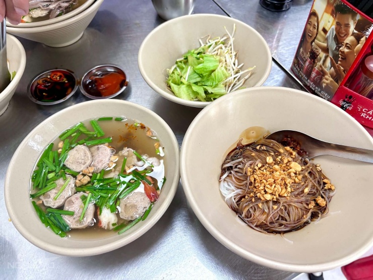 Hủ tíu khô được để riêng phần nước dùng, topping.