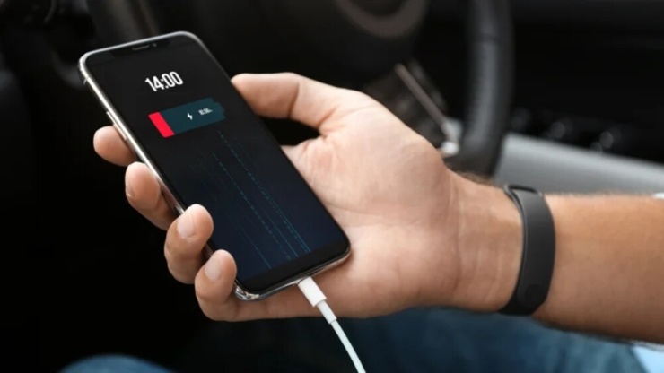 Muốn điện thoại sạc nhanh trên ôtô, đừng chỉ cắm dây vào cổng USB