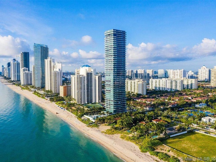 Tòa Regalia nằm sát bãi biển Sunny Isles Beach, Florida, nổi bật với hình khối cao tầng và các ban công chạy liên tục quanh mặt đứng. Ảnh: Miami MLS