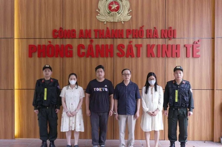 Ông Vũ Minh Châu (thứ ba từ phải qua) cùng 3 bị can khác trong vụ án xảy ra tại Công ty TNHH Bảo Tín Minh Châu, bị điều tra về tội “Vi phạm quy định về kế toán gây hậu quả nghiêm trọng”. Ảnh: Công an cung cấp.