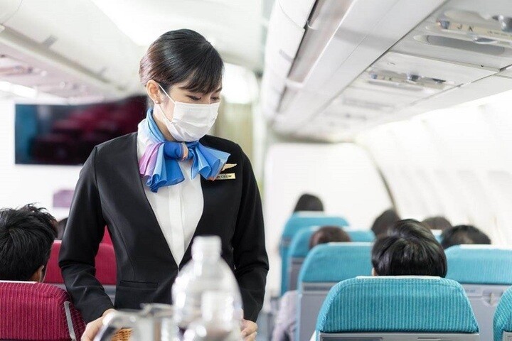 Chiếc khăn lụa thường được thấy trên cổ các tiếp viên hàng không.