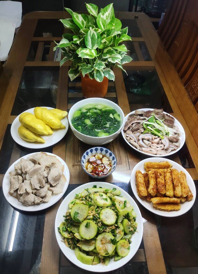 Thịt lợn luộc, lòng lợn luộc, nem chua rán, bí ngòi xào tôm, canh mùng tơi rau đay.