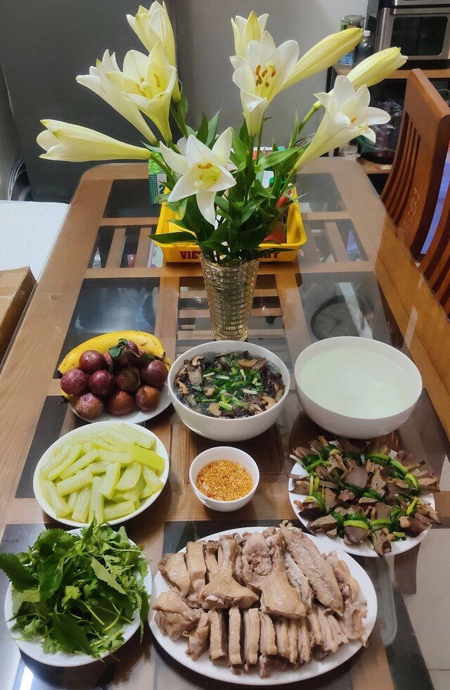 Canh miến, gan luộc, lòng mề cuộn hành, bí luộc.