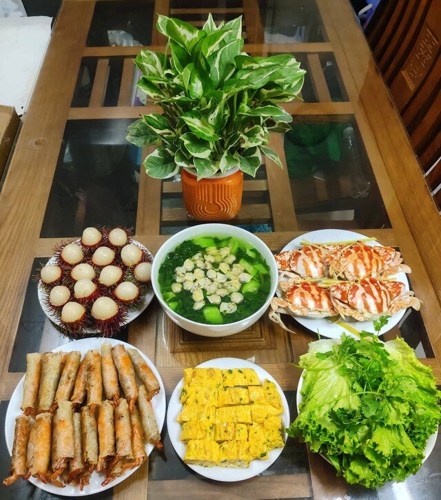 Chả ram, trứng rán, ghẹ hấp và canh ngao nấu bí.