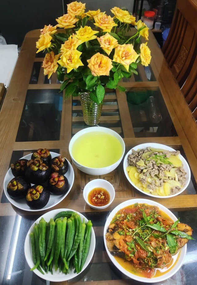 Cá sốt, khoai tây xào thịt, đậu bắp.