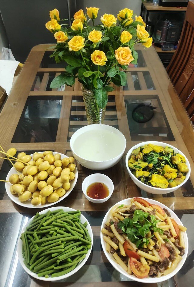 Thịt bò xào nui, ốc chuối đậu, đỗ luộc.