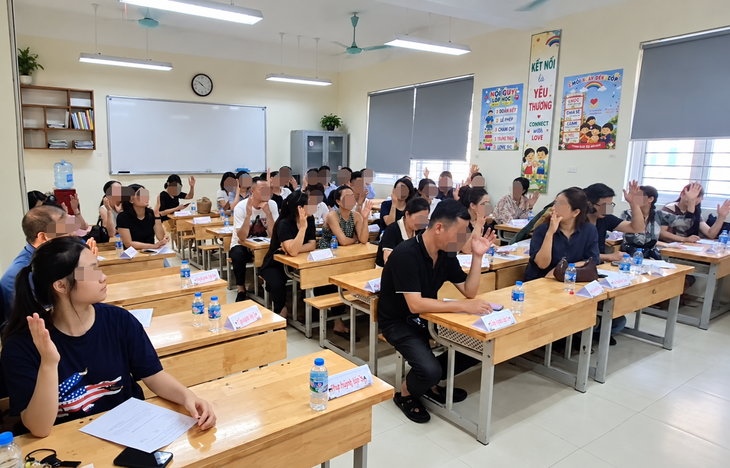 Các phụ huynh biểu quyết về việc thu quỹ lớp. Ảnh: Quỳnh Mai. 