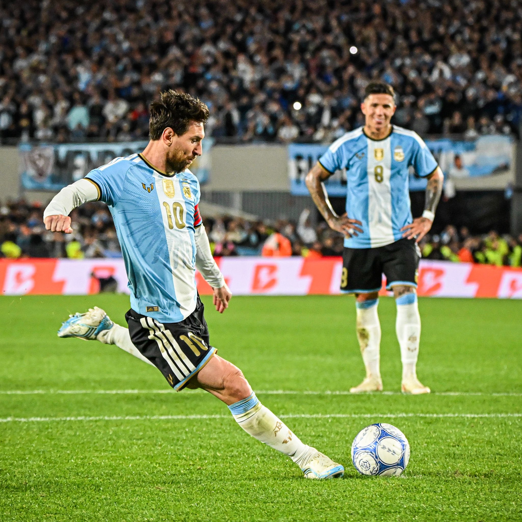 Messi ghi bàn từ chấm phạt đền