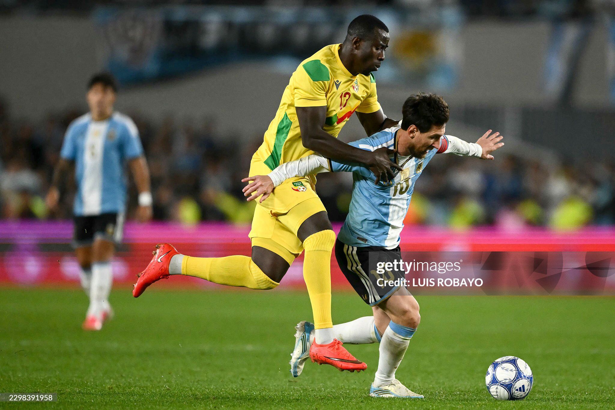 Messi vẫn thi đấu như một chiến binh trước sự đeo bám gắt gao của cầu thủ Benin