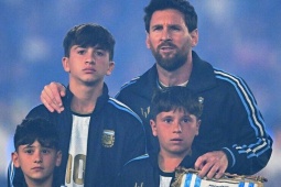 Messi đưa ba con ra sân, bật khóc trong trận cuối cho tuyển Argentina