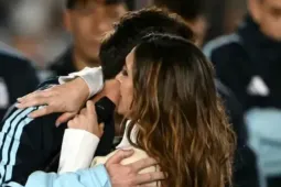 Messi ôm chặt nữ ca sĩ