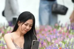 Nàng thơ nô nức check-in với loài hoa mới lạ ở Bờ Hồ