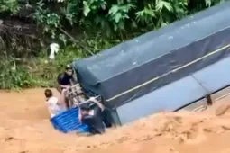 Nhân chứng vụ xe tải bị lũ cuốn trôi: Tôi cảnh báo mà tài xế vẫn lấy đà phóng qua suối