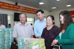 GPMB Quốc lộ 1A: Máy đếm tiền chạy hết công suất, người dân mang bao tải tiền về