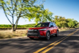 Toyota Corolla Cross 2027 tăng giá, bỏ phiên bản hybrid được nhiều người chú ý