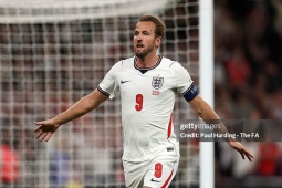 Kane ghi bàn "như máy" lập nhiều kỷ lục khủng, sánh vai Ronaldo & Messi