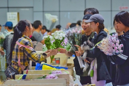 Chợ hoa lớn nhất châu Á, nơi một cú bấm chốt giá mua trong 4 giây