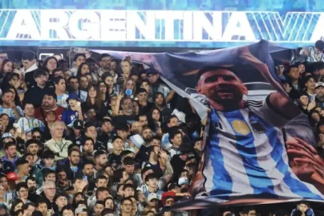 CĐV cuồng nhiệt tri ân Messi thi đấu lần cuối trong màu áo tuyển Argentina