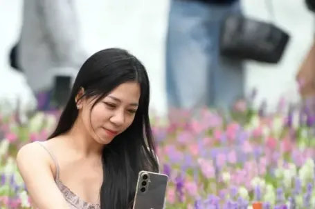 Nàng thơ nô nức check-in với loài hoa mới lạ ở Bờ Hồ
