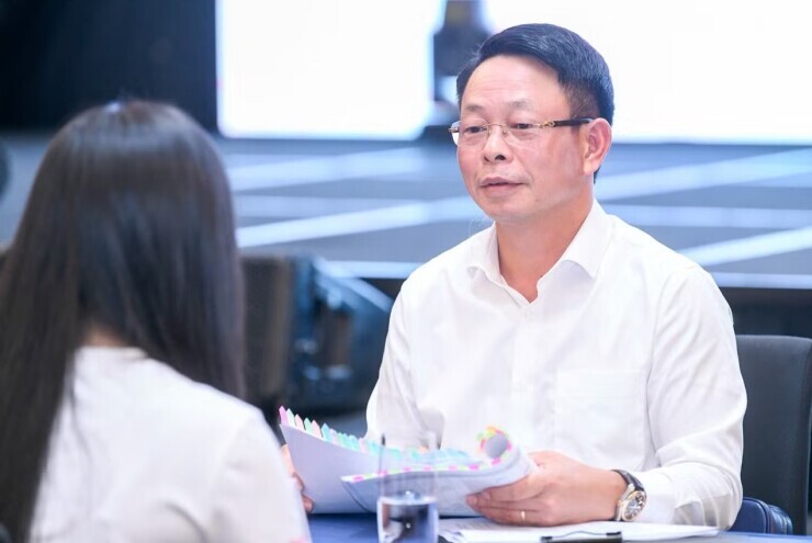 Bên trong phòng phỏng vấn kín, chấm mặt mộc Hoa hậu Việt Nam