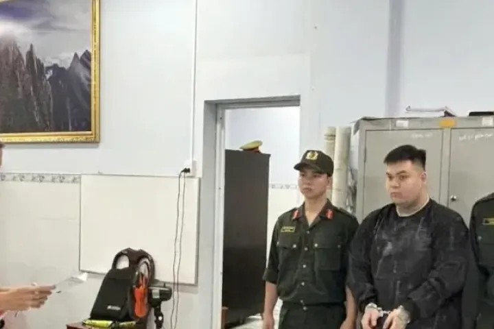 Bắt giam đối tượng rút súng bắn chủ nợ trên phố