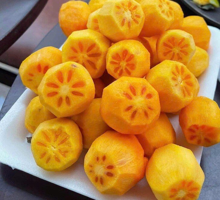 Hồng ngâm (hồng giòn) là loại quả được rất nhiều người ưa thích. Ảnh: Ngọc Hà.