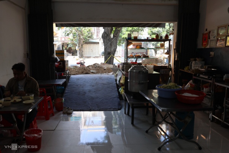 Nhìn từ bên trong, nhiều căn nhà trên đường Đặng Thùy Trâm rơi vào cảnh thiếu sáng, ẩm thấp do mưa và triều cường thời gian qua. Không ít cửa hàng không đủ khả năng duy trì chi phí, phải đóng cửa, treo biển trả mặt bằng.