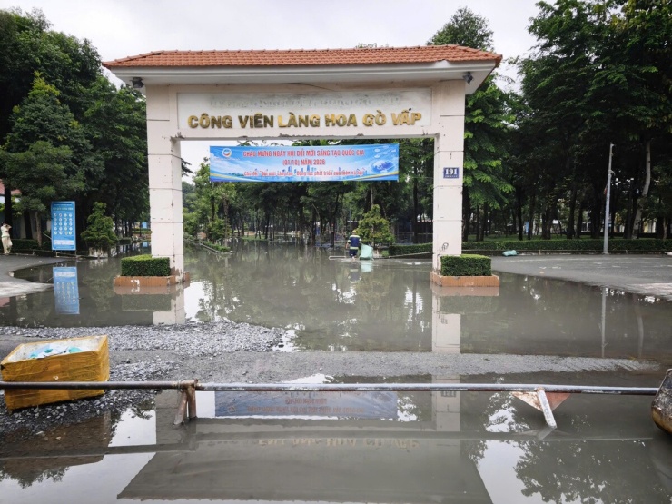 Công viên Làng hoa Gò Vấp đến sáng nay vẫn ngập sâu. Trận mưa kéo dài hơn hai giờ đúng vào giờ tan tầm chiều tối 7/10 cũng khiến nhiều tuyến đường TP HCM ngập sâu, ùn tắc kéo dài, người dân chật vật về nhà.