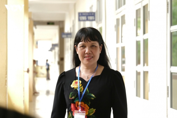 TS Nguyễn Bội Quỳnh cho rằng nhà trường cần tạo cơ hội sử dụng tiếng Anh cho tất cả học sinh, nhất là những em không có điều kiện học thêm ngoại ngữ bên ngoài.