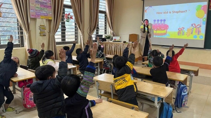 TS Lê Viết Khuyến cho rằng việc xây dựng các chính sách cần thống nhất với chủ trương đưa ngoại ngữ trở thành ngôn ngữ thứ hai trong trường học.