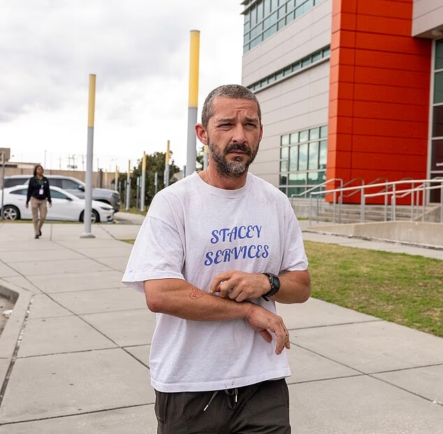 Shia LaBeouf rời trại giam ở New Orleans vào ngày 17/2 năm nay. Ảnh: Daily Mail