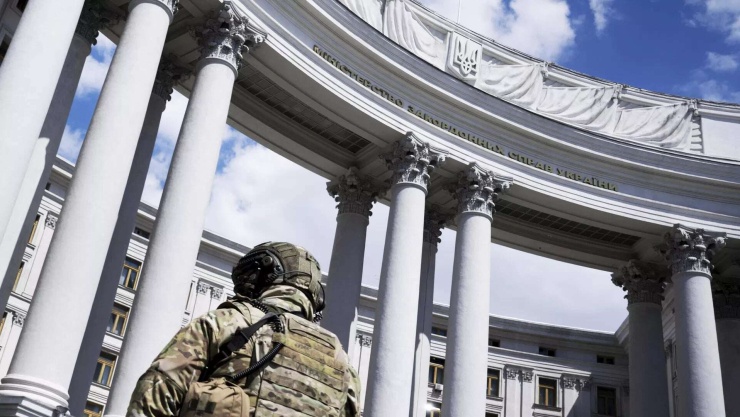 Một người lính đứng bên ngoài tòa nhà Bộ Ngoại giao Ukraine ở Kiev. Ảnh RIA