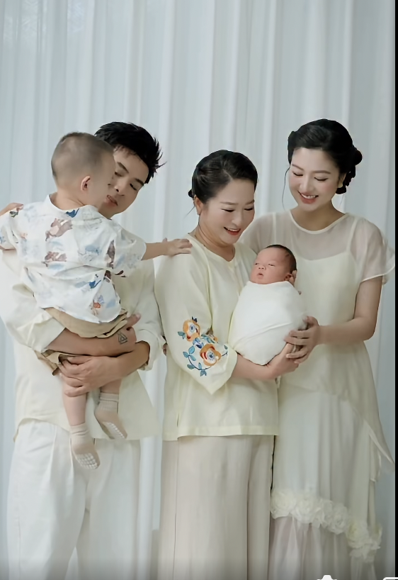 Mẹ vợ và 2 con trai Hồ Quang Hiếu gây chú ý - 9