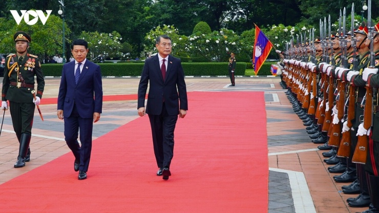 Thủ tướng Lào Saleumxay Kommasith mời Thủ tướng Lê Minh Hưng duyệt Đội Danh dự Quân đội nhân dân Lào.