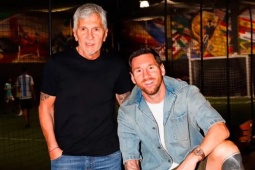 Messi nghẹn ngào ngày chia tay: 'Người đầu tiên tôi nghĩ đến là bố'