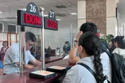 Khổ sở trong vai giám đốc, cú sốc 'tuýt còi' xuất cảnh