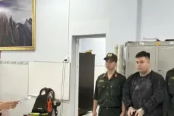 Bắt giam đối tượng rút súng bắn chủ nợ trên phố