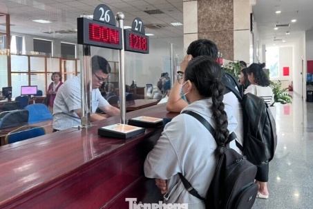Khổ sở trong vai giám đốc, cú sốc 'tuýt còi' xuất cảnh